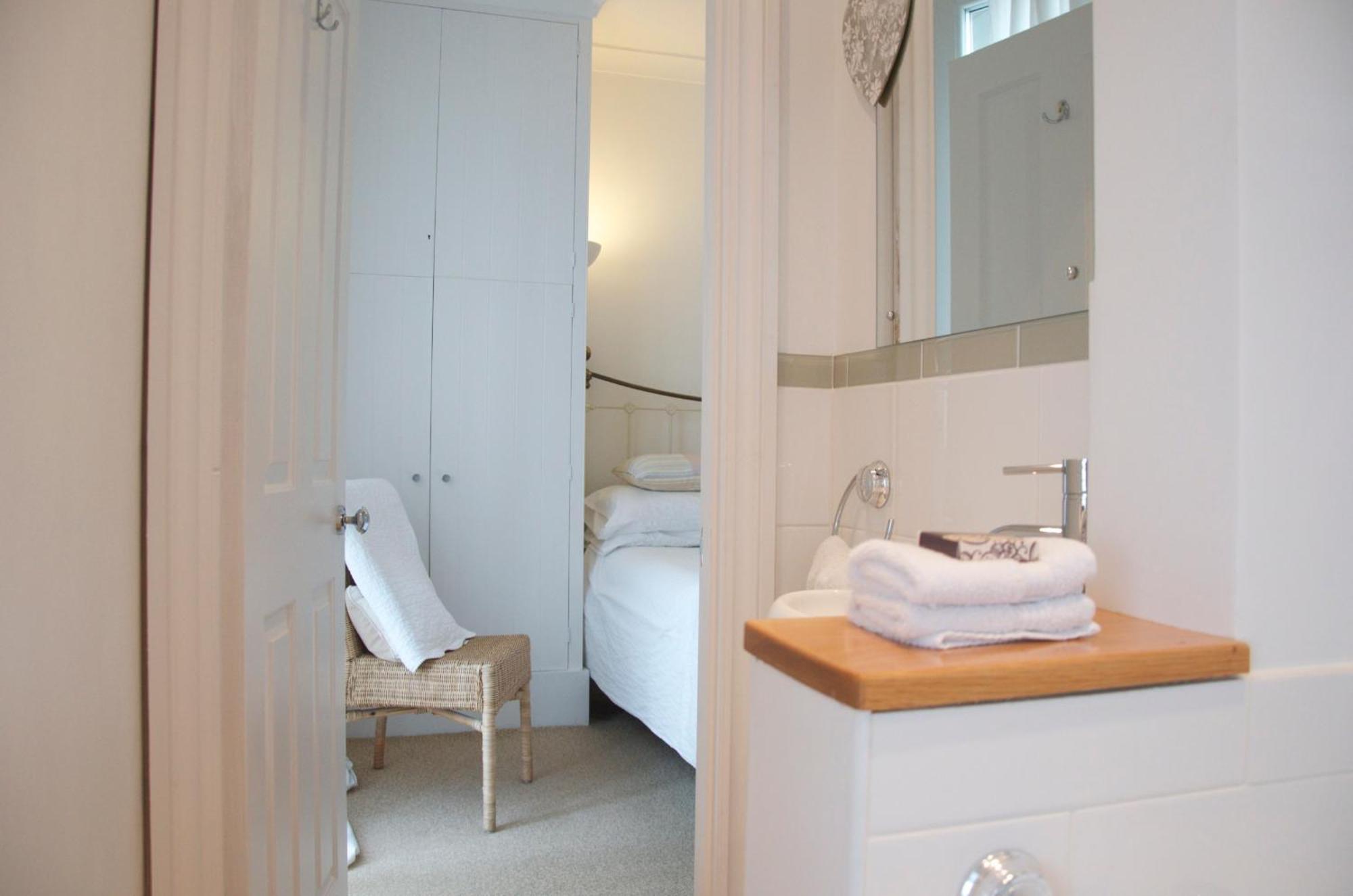 Onefifty Bed & Breakfast คาวส์ ภายนอก รูปภาพ